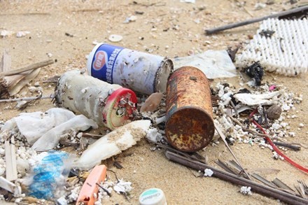 Ước tính khoảng 200 – 300 tấn rác và dầu vón cục rải rác dọc 7km bờ biển Quảng Nam 