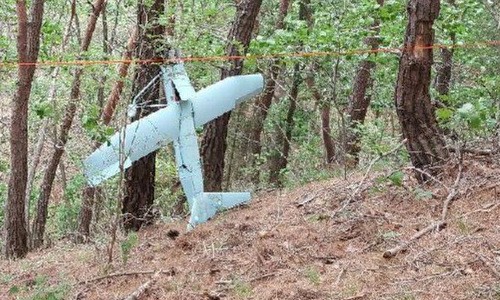  Chiếc UAV được tìm thấy trên vùng núi tỉnh Gangwon. Ảnh: Reuters.