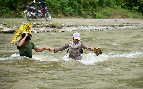  Mưa lũ khiến nước trên các sông lên cao, người dân cần đề phòng khi qua suối. Ảnh: Báo Lào Cai.