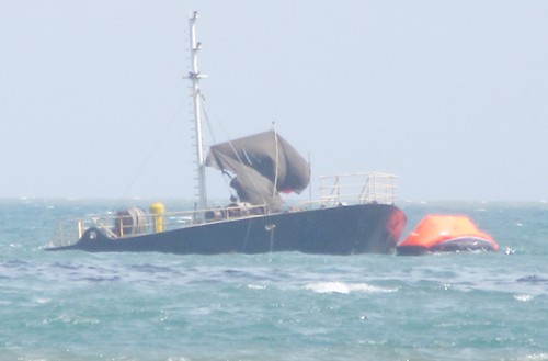 Ngành chức năng Ninh Thuận đang khẩn trương xử lý hàng chục nghìn lít dầu trên tàu bị chìm, không để tràn ra ngoài. Ảnh: Thanh Châu.