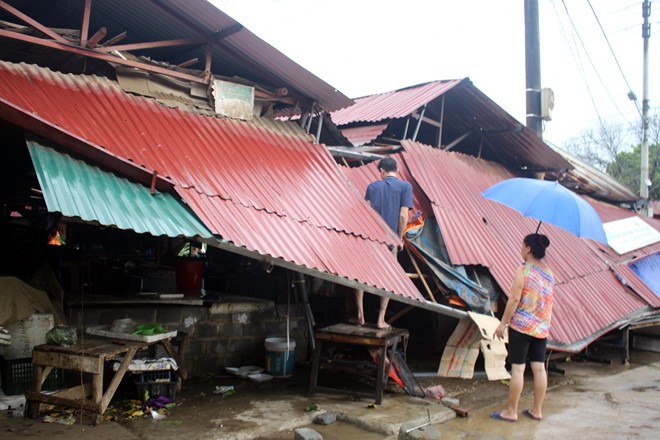 Tố lốc, vòi rồng làm sập nhiều mái tôn của người dân ở Chợ B6, TP Lào Cai. Ảnh: Báo Lào Cai.