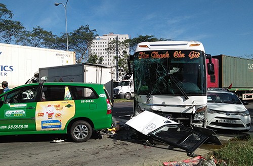Tai nạn giao thông giữa xe container và xe buýt khiến hai người bị thương tại huyện Bình Chánh, TP HCM. Ảnh: Tin Tin