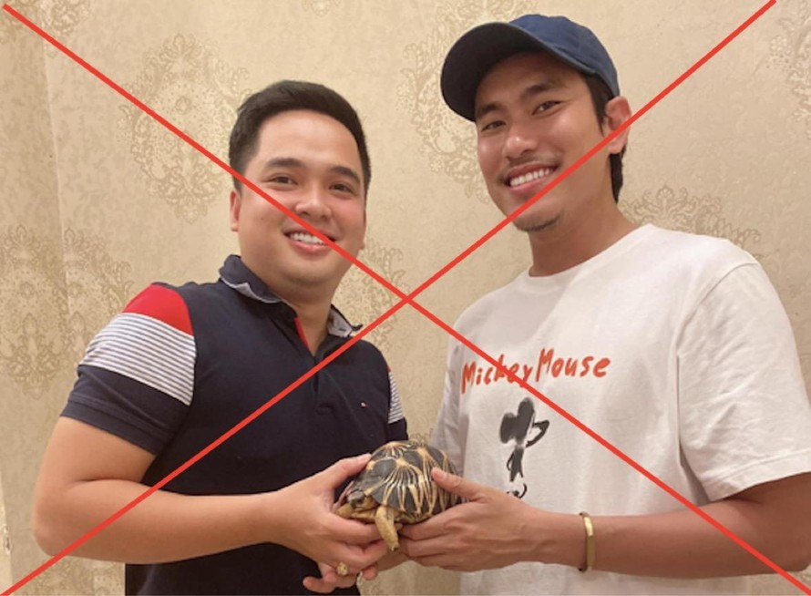 Hình ảnh ghi lại cảnh nam diễn viên Kiều Minh Tuấn cầm trên tay một cá thể rùa bức xạ quý hiếm được liệt kê trong Phụ lục I Công ước Quốc tế về buôn bán các loài động, thực vật hoang dã nguy cấp (CITES I).
