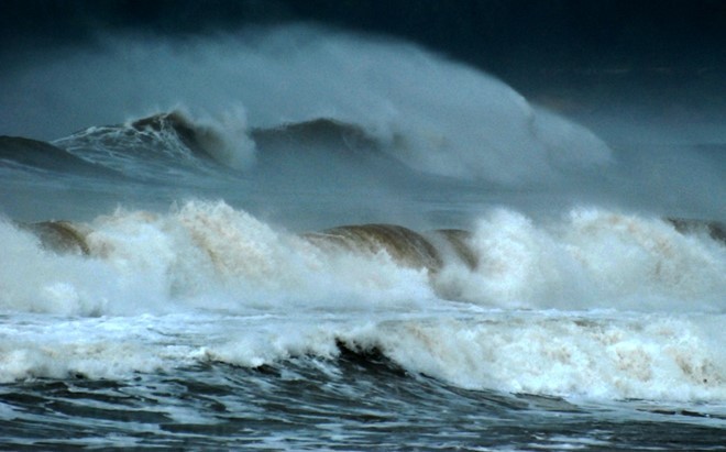 Chiều 30/11, vùng biển Quảng Ngãi xuất hiện gió to, sóng lớn cao từ 2 đến 3 m. 