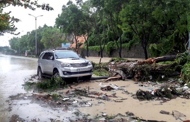 Nhiều tuyến đường ở Nha Trang tê liệt do mưa lớn. 