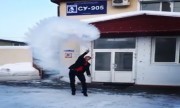 Nước sôi đóng băng trong thời tiết -50 độ C ở Siberia