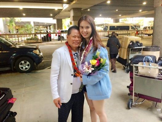Ông Hoàng Kiều ra đón bạn gái khi cô đến Hawaii hôm 21/1 (theo giờ địa phương) được con dâu tỷ phú chia sẻ. Ảnh: FBNV.