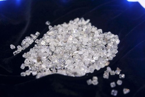 Một người đàn ông giấu hơn 1.000 viên kim cương trong giày để buôn lậu ở Trung Quốc. Ảnh minh họa: Reuters.