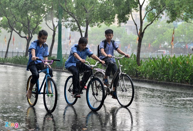 Mưa lớn bất ngờ đổ xuống Sài Gòn giữa mùa khô.