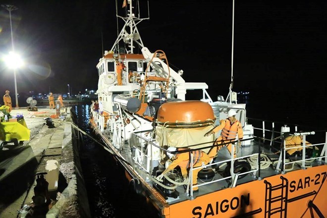 Tàu SAR 272 đưa thi thể thuyền viên vào bờ đêm 30/3. 