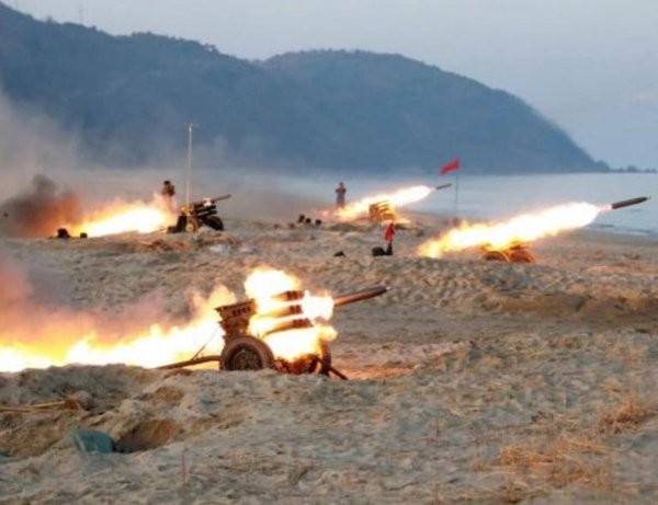 Triều Tiên bắn pháo trong một cuộc tập trận. Ảnh: KCNA