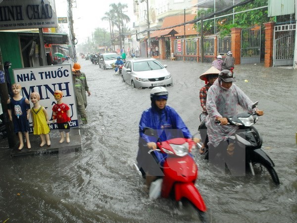 Mưa ngập đường Phan Huy Ích (thuộc quận Tân Bình và Gò Vấp) khiến giao thông ngặp nhiều khó khăn, hàng trăm phương tiện bị chết máy.