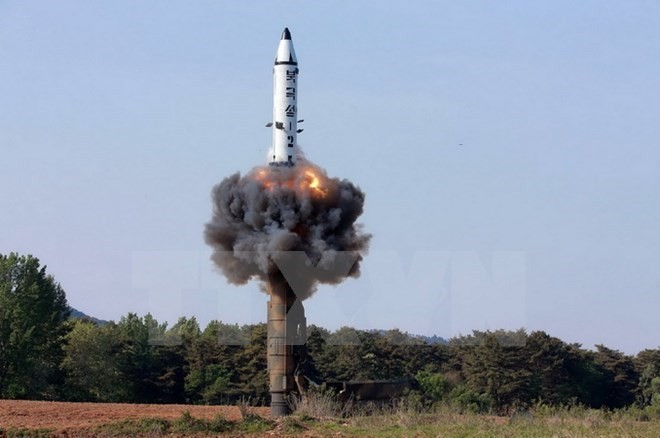 Tên lửa đạn đạo đất đối đất tầm trung Pukguksong-2 được phóng thử từ vùng Pukchang thuộc một tỉnh miền tây Triều Tiên (ảnh do Hãng thông tấn KCNA của Triều Tiên đăng phát ngày 22/5). 