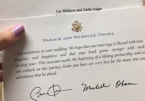 Theo dấu bưu điện, lá thư chúc phúc của ông Obama và vợ được gửi đến Liz Whitlow và Eddie Edgar vào ngày 27/7. Ảnh: Twitter.