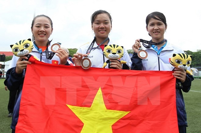 Đội tuyển bắn cung Việt Nam vui mừng với chiếc huy chương bạc.
