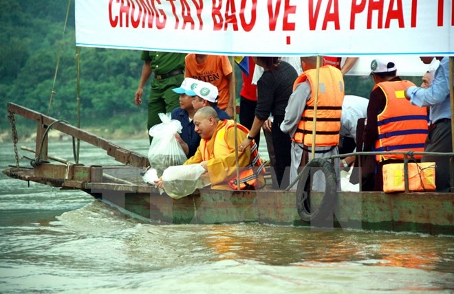 Các đại biểu thả cá tái tạo nguồn lợi thủy sản trên sông Lô. 