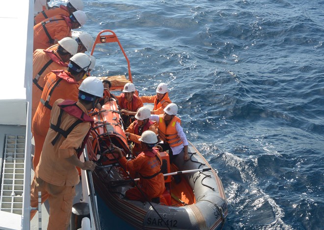 Cứu trợ 3 ngư dân bị nhiễm độc khí gas trên biển
