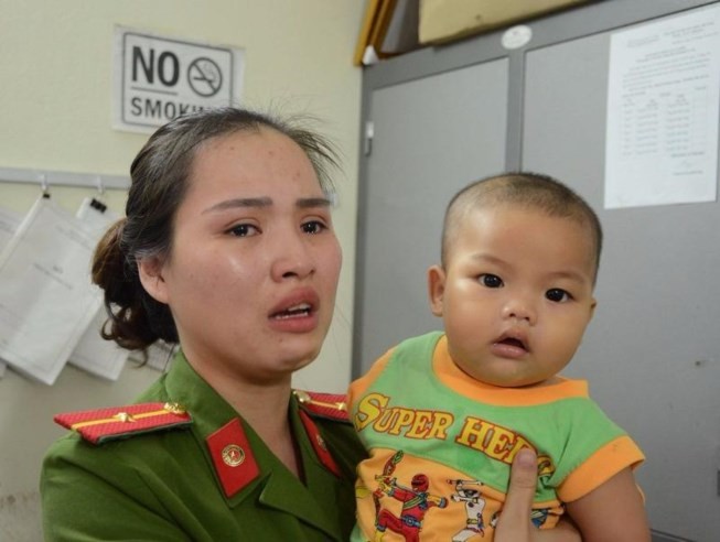 Bé trai bị bỏ rơi trong nhà nghỉ được nữ Thiếu úy công an cưu mang