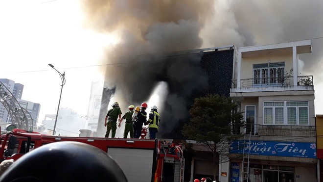 Đà Nẵng: Huy động 50 người tiếp tục khống chế đám cháy trong quán bar