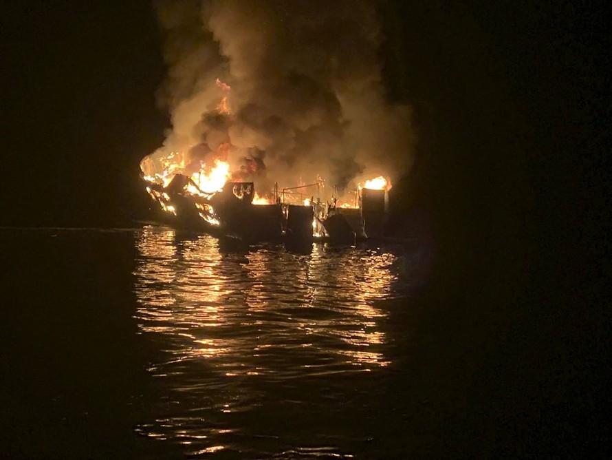 Cháy thuyền ngoài khơi California khiến 8 người thiệt mạng