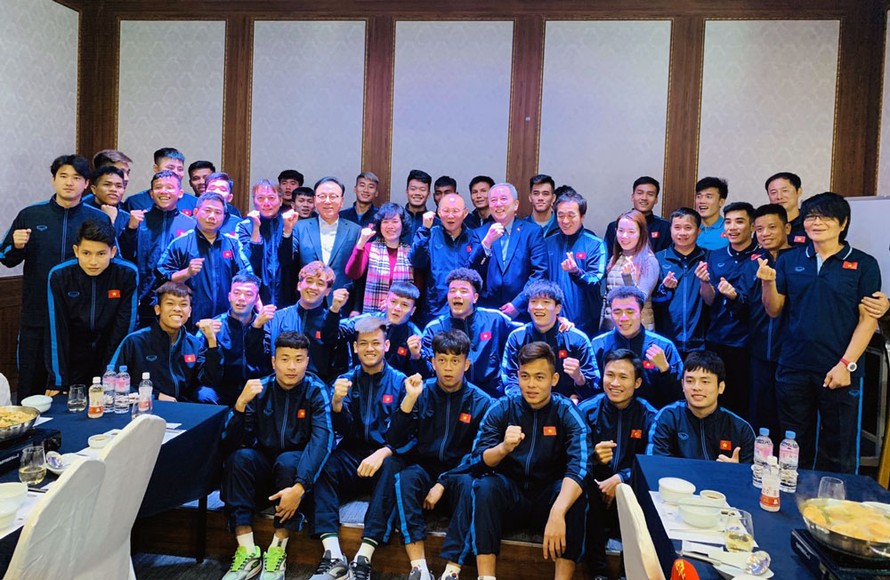 Đại sứ Nguyễn Vũ Tú và các cán bộ Đại sứ quán Việt Nam tại Hàn Quốc chụp ảnh lưu niệm với ĐT U23 Việt Nam. Ảnh: VFF