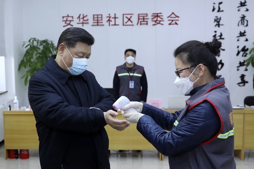 Chủ tịch Tập Cận Bình kiểm tra nhiệt độ khi thị sát tình hình dịch bệnh tại Bắc Kinh. Ảnh: AP