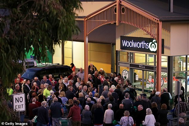 Người dân đổ xô mua hàng, siêu thị Anh kêu gọi cảnh sát hỗ trợ 