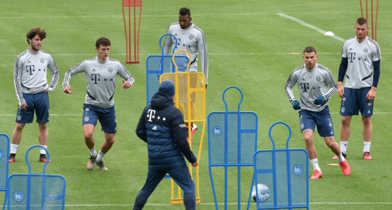Các cầu thủ Bayern Munich tập luyện để chuẩn bị trở lại vào ngày 16/5. Ảnh: AFP