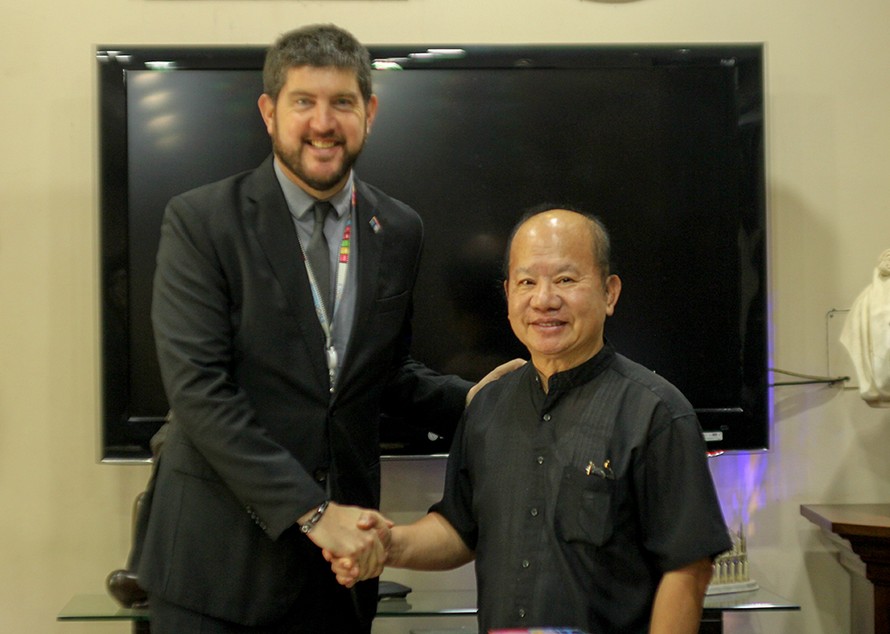 Chủ tịch Liên hiệp các Hội UNESCO Nguyễn Xuân Thắng chụp ảnh cùng ông Michael Croft,​ Trưởng Văn phòng đại diện UNESCO tại Hà Nội.