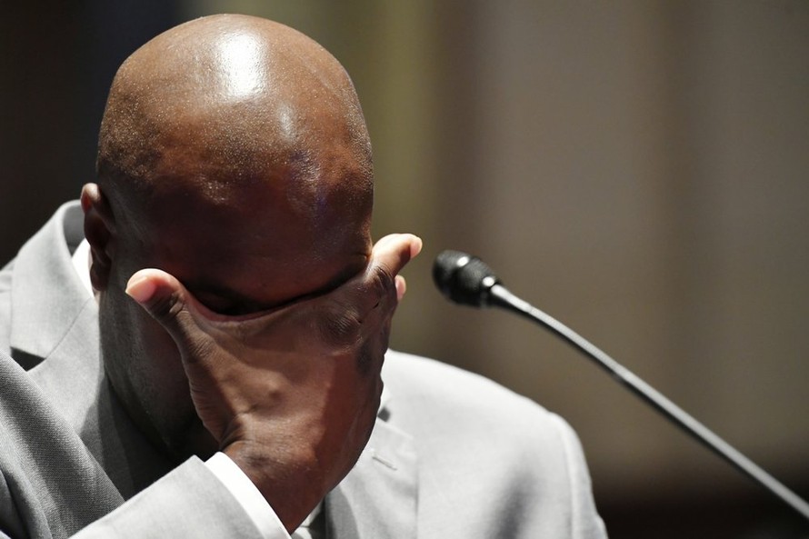 Philonise Floyd, em trai của George Floyd, lau nước mắt khi làm chứng trong phiên điều trần của Ủy ban Tư pháp Hạ viện. Ảnh: AP