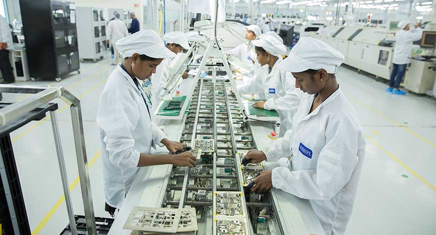 Một nhà máy lắp ráp điện thoại Xiaomi tại Ấn Độ.