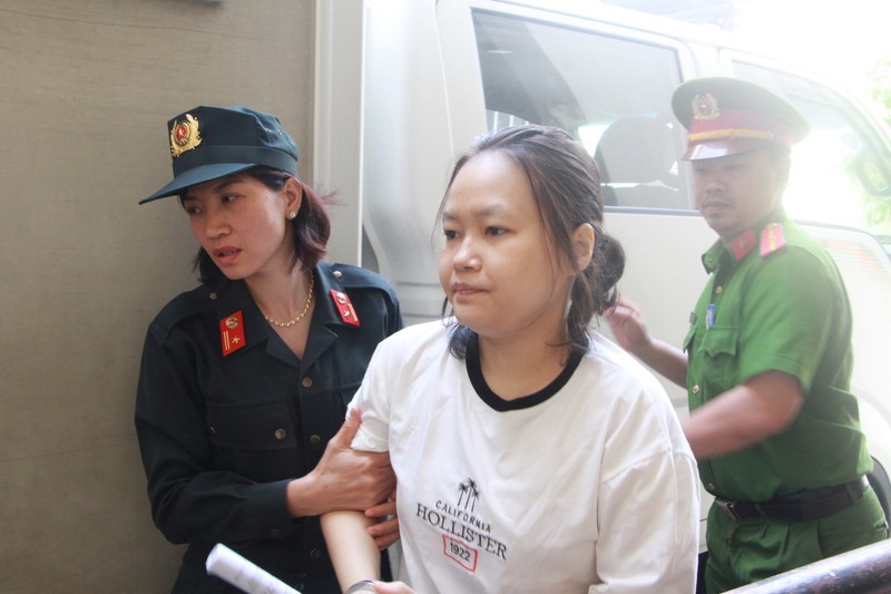Bị cáo Phạm Thị Thiên Hà (chủ mưu) tại TAND tỉnh Bình Dương ngày 26/6. Ảnh: PLO