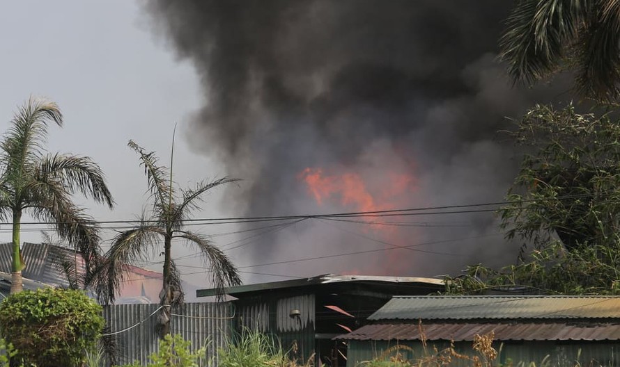 Hỏa hoạn kèm tiếng nổ lớn tại Long Biên