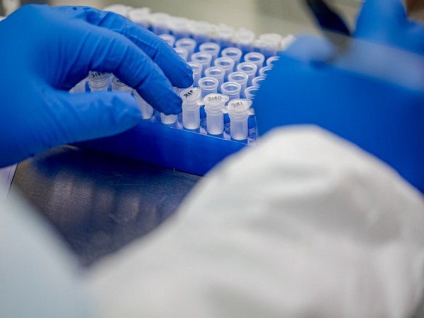 Pfizer, BioNTech tăng số lượng người thử vaccine COVID-19