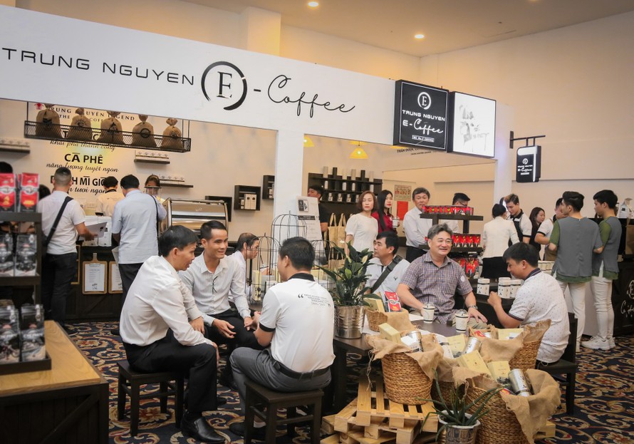 Trung Nguyên E-Coffee - Chuỗi cửa hàng bán lẻ thế giới cà phê - hội tụ tinh hoa 3 nền văn minh cà phê được xem là một giải pháp kinh doanh tối đa lợi ích nhất và là sự lựa chọn số 1 của hơn 1.000 đối tác tại Việt Nam