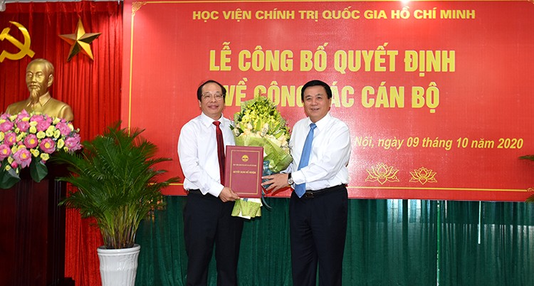 GS,TS Nguyễn Xuân Thắng (phải) trao quyết định giao Quyền Giám đốc Học viện Báo chí và Tuyên truyền cho đồng chí Lưu Văn An (trái).