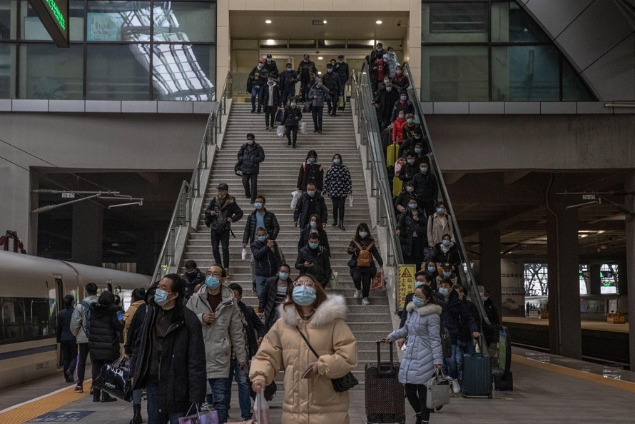 Hành khách tại ga Hán Khẩu ở Vũ Hán, Trung Quốc. Ảnh: NY Times