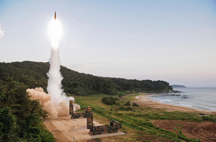 Vụ phóng tên lửa Hyunmoo-2 của Hàn Quốc tại một địa điểm không được tiết lộ vào năm 2017. Ảnh: AP