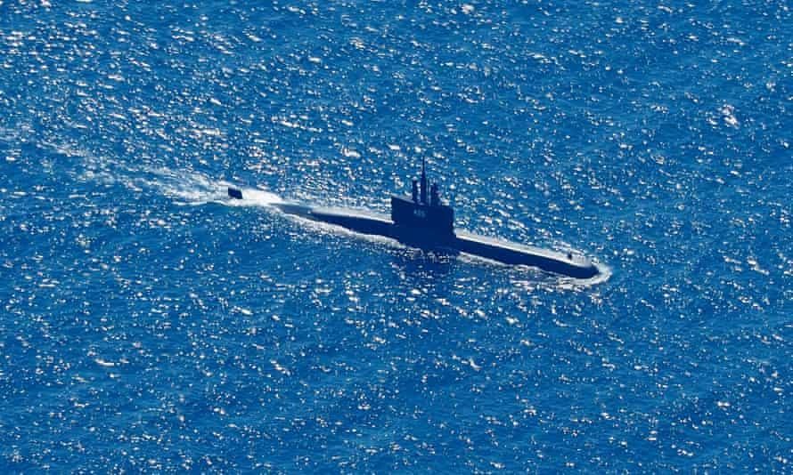 Một tàu ngầm tham gia nỗ lực tìm kiếm tàu ngầm KRI Nanggala-402. Ảnh: EPA