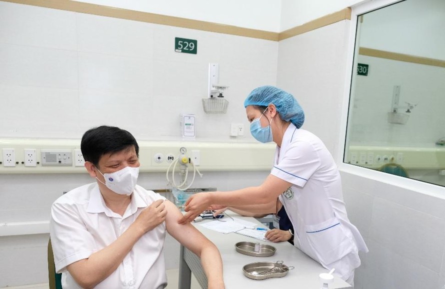 Bộ trưởng Bộ Y tế Nguyễn Thanh Long tiêm vaccine phòng COVID-19 sáng ngày 6/5. Ảnh: Sức khỏe & Đời sống
