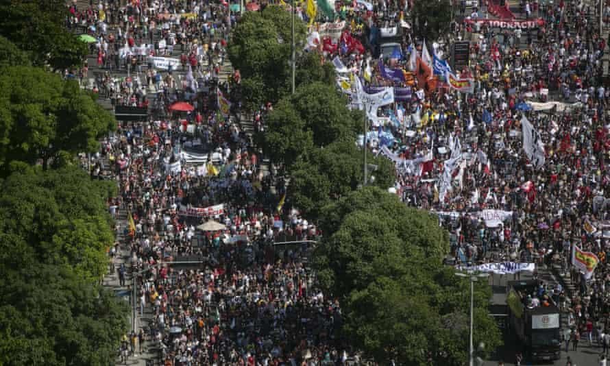 Hàng chục nghìn người Brazil kêu gọi luận tội Tổng thống Bolsonaro