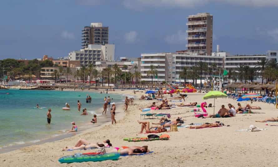 Bãi biển Magaluf trên đảo Mallorca vẫn đông người tới vui chơi. Ảnh: AFP
