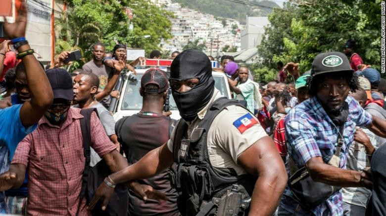 Người dân Haiti reo hò ủng hộ lực lượng an ninh bắt giữ các nghi phạm liên quan tới vụ ám sát Tổng thống Moise. Ảnh: CNN