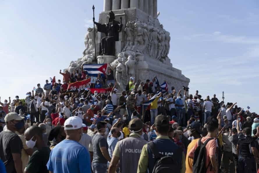 Những người biểu tình chống chính phủ tập trung tại tượng đài Maximo Gomez ở Havana hôm Chủ nhật. Ảnh: AP