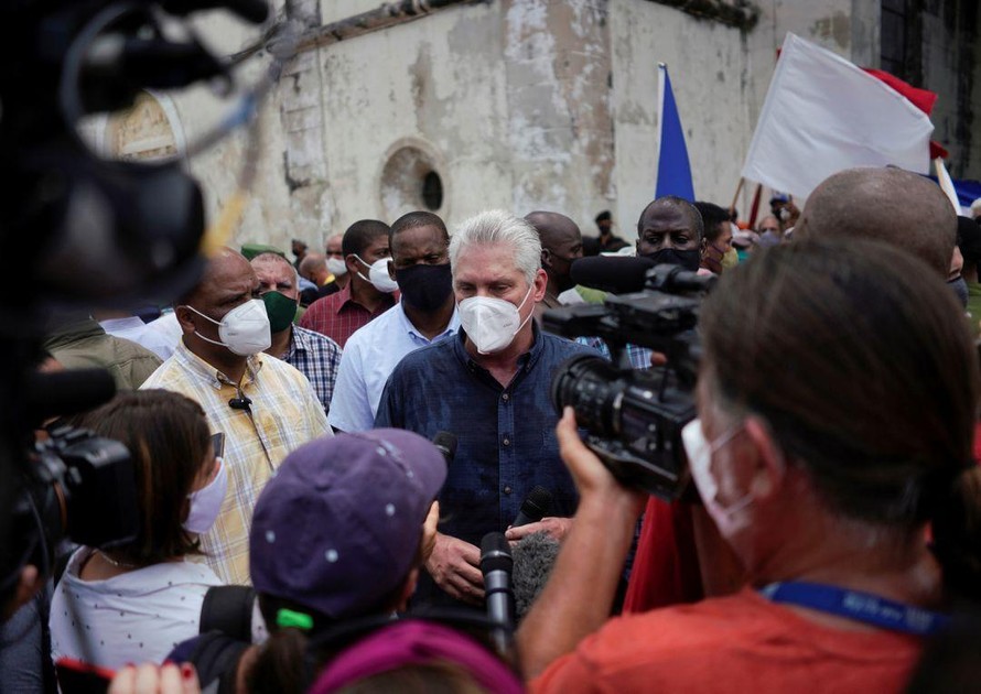 Chủ tịch Cuba Miguel Diaz-Canel phát biểu trước báo giới hôm 11/7. Ảnh: Reuters