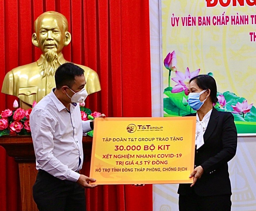 Ông Nguyễn Anh Tuấn, Phó Tổng Giám đốc Tập đoàn T&T Group trao tặng 30.000 bộ kit xét nghiệm nhanh COVID-19 trị giá 4,5 tỷ đồng cho đại diện lãnh đạo tỉnh Đồng Tháp.
