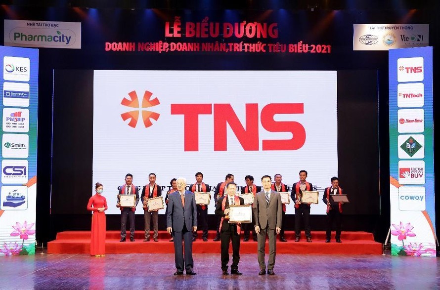 Đại diện TNS Holdings đón nhận chứng nhận TOP 10 doanh nghiệp tiêu biểu Việt Nam – Vietnam Award 2021
