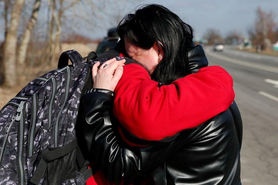 Một bà mẹ ôm con trai tại biên giới Ukraine-Hungary. Ảnh: Reuters