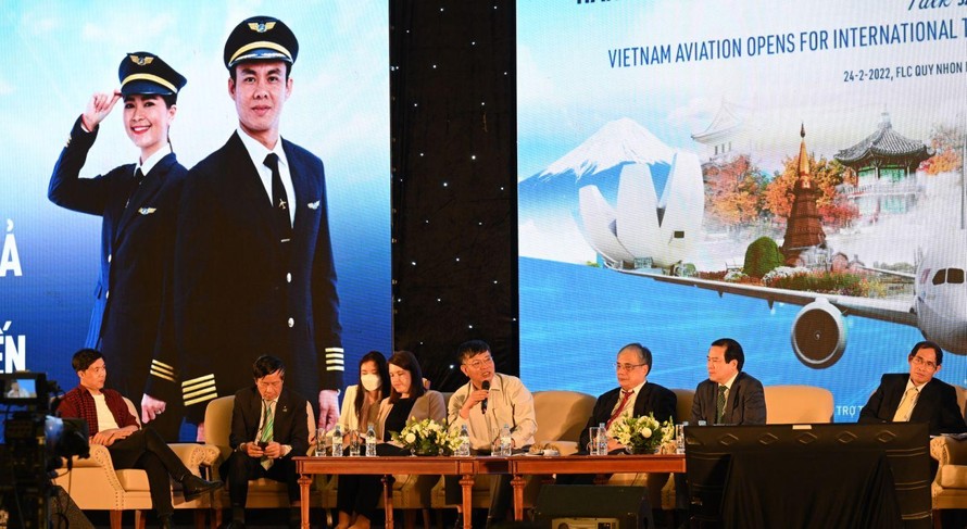 Các diễn giả trao đổi tại toạ đàm: Hàng không Việt mở lại bay quốc tế: Động lực mới, cơ hội mới