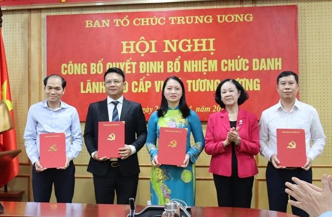 Đồng chí Trương Thị Mai trao Quyết định cho các thí sinh trúng tuyển.